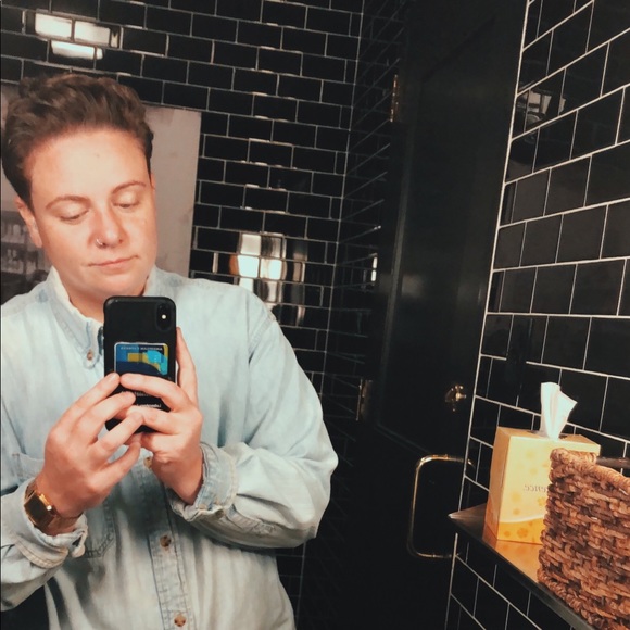 Meet your Posher, Dominique - Picture 1 of 1